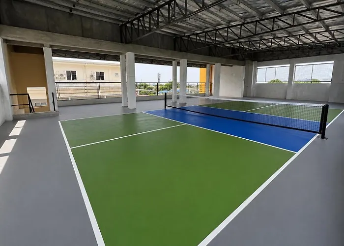 Skyline Serenity - Pickleball, Roof Deck, Pool Apartment